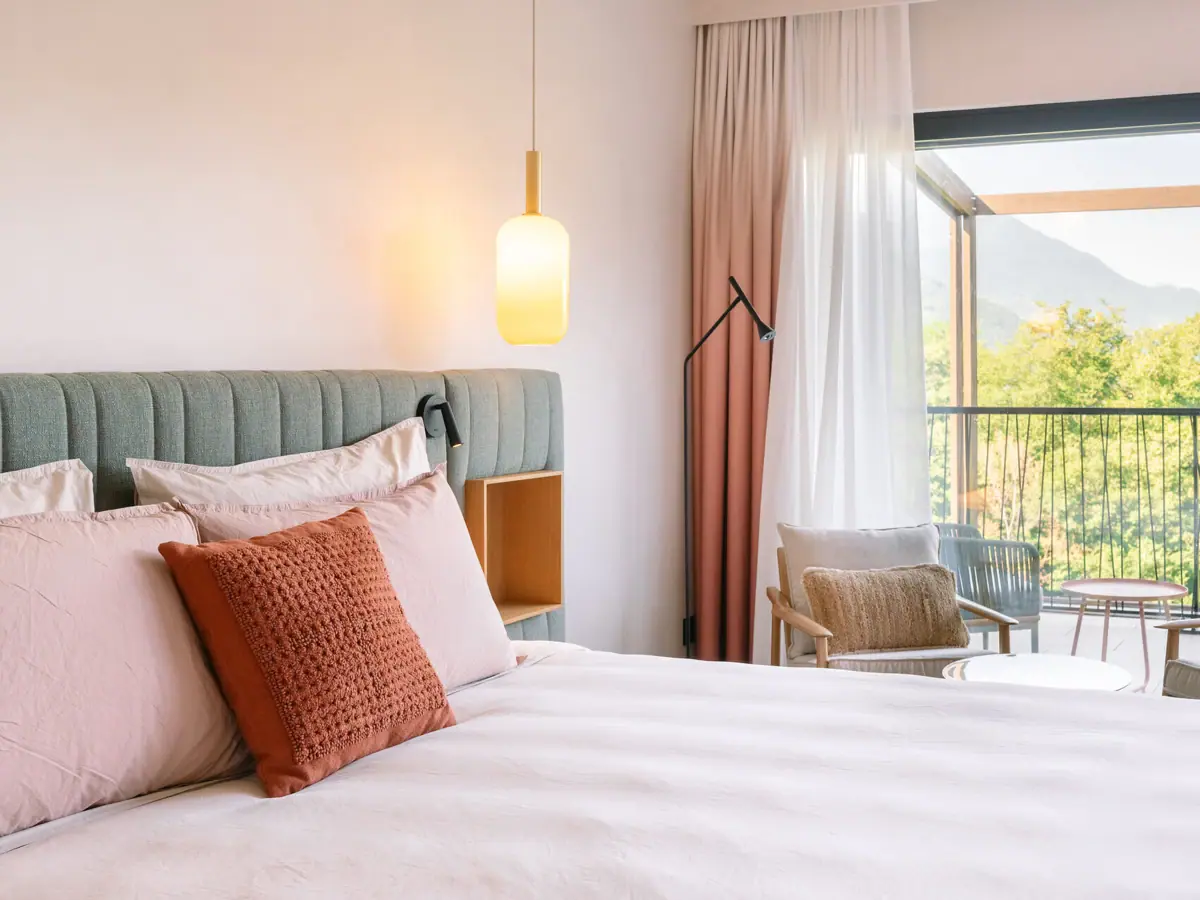 A-ROSA Gardasee Hotelzimmer Ein Hotelzimmer im A-ROSA Gardasee mit Gartenblick.