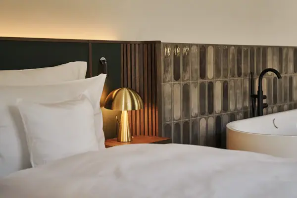 A-ROSA Straubinger Grand Hotel Spa-Suite Bett neben Badewanne in einer Suite