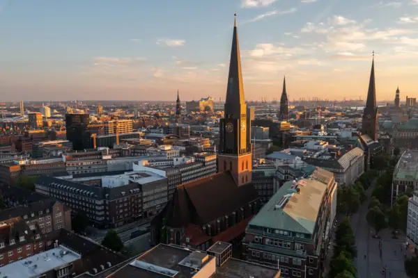 Hamburg Sykline Stadtansicht von Hamburg mit hohem Kirchturm bei Sonnenuntergang.