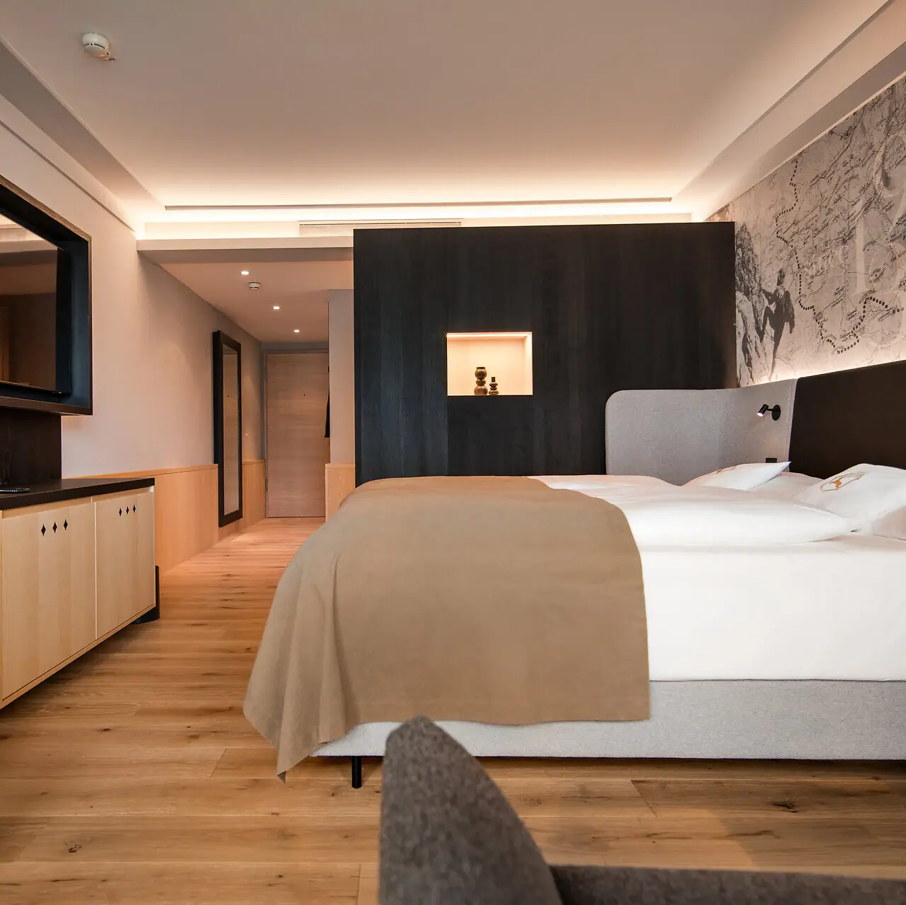 Zimmer im A-ROSA Kleinwalsertal Ein Schlafzimmer mit einem großen Bett und einem Fernseher.