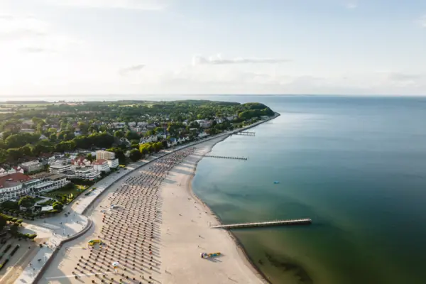 Travemünde Drohne Die Küste vor Travemünde mit der Ostsee und vielen Strandkörben am Strand.