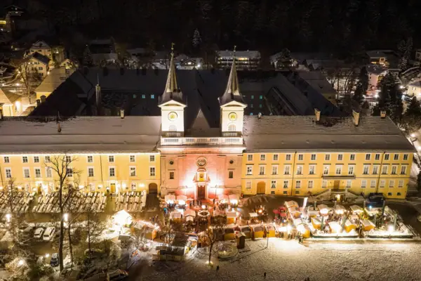 Schlossmarkt Tegernsee Ein beleuchtetes Gebäude bei Nacht.