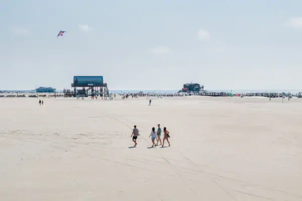 Strand in St. Peter Ording Eine Gruppe von Menschen am Strand von St. Peter-Ording.