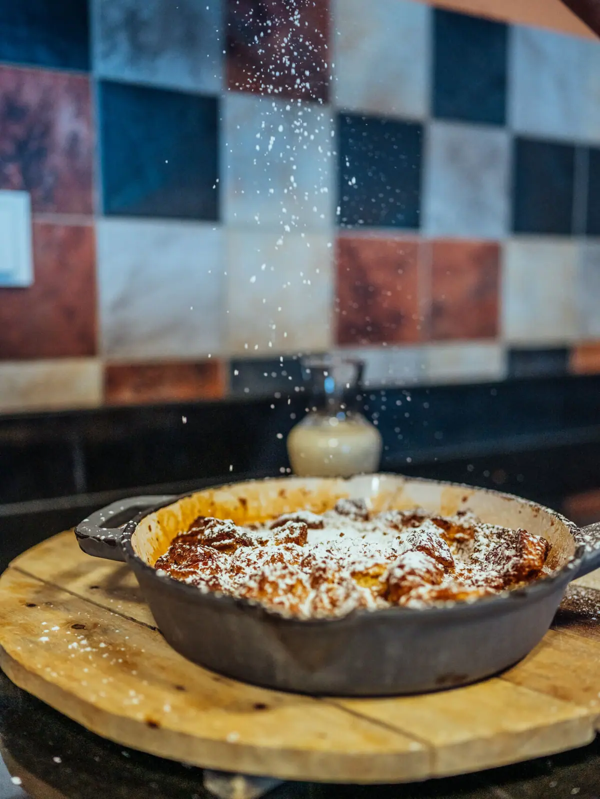 Franzbrötchen-Auflauf Eine Schüssel mit Essen, bestäubt mit Puderzucker.
