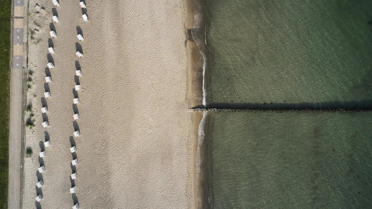 Strand mit Sand und Wasser