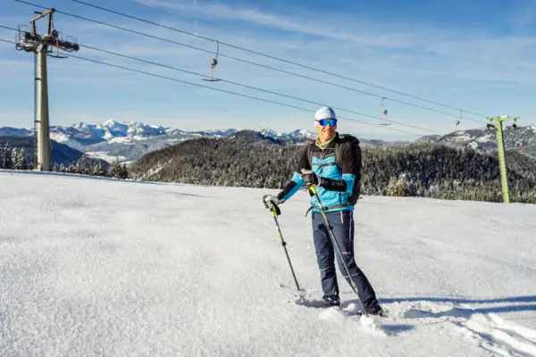 Wunscherfüller Walter Ein Mann auf Skiern im Schnee.