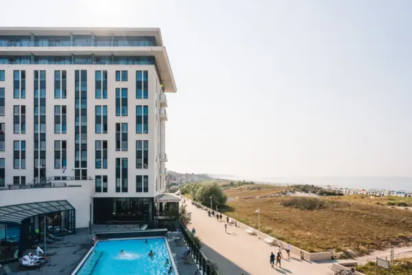 aja Warnemünde Das aja Hotel in Warnemünde mit Außenpool direkt an der Promenade sowie mit dem Strand, den Dünen und der Ostsee direkt daneben.
