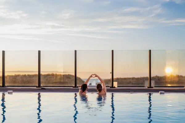 Urlaub Zwei Frauen in einem Pool beim Schwimmen.
