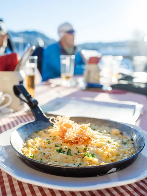 Käsespätzle Alm Eine Pfanne mit Käsespätzle auf einer Alm in Ruhpolding.