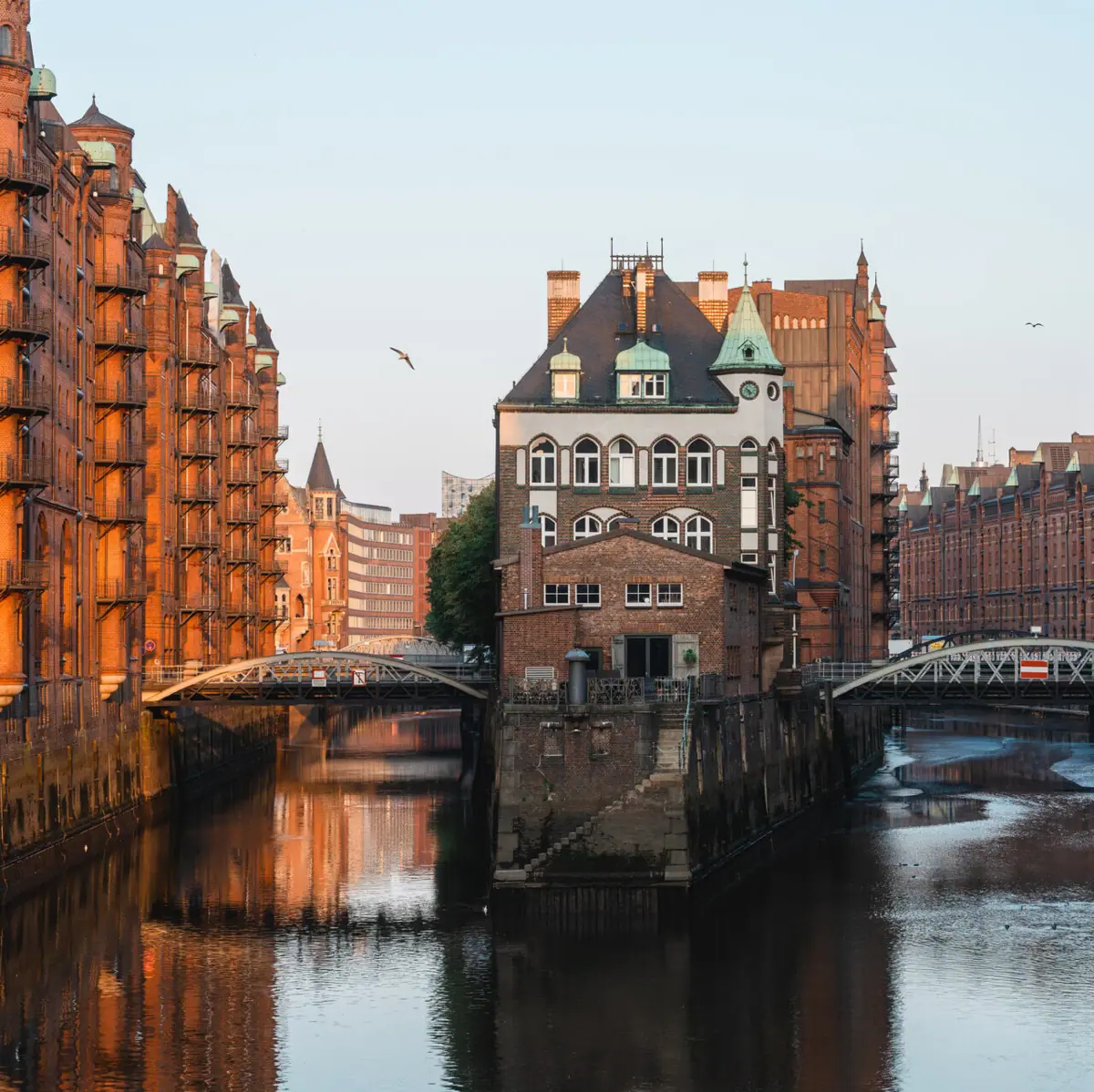 Hamburg Speicherstadt Die Speicherstadt in Hamburg mit Gebäuden und einer Brücken.