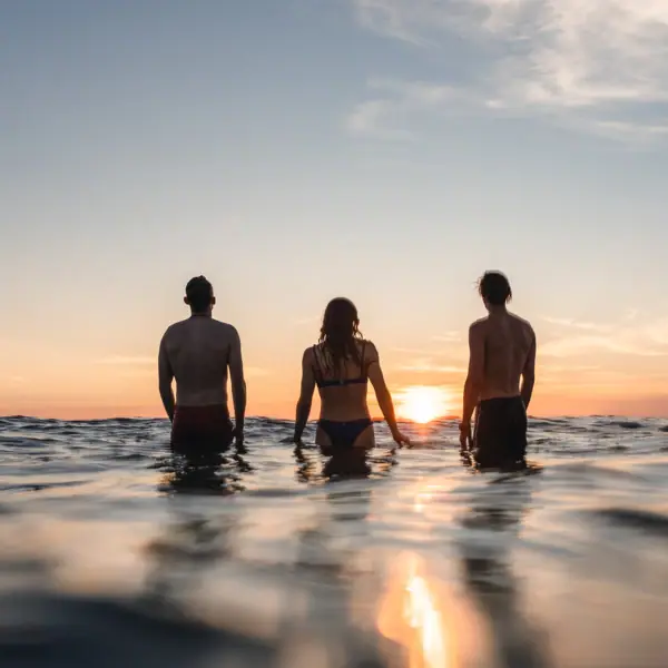 Meer Eine Gruppe von Menschen steht im Wasser in St. Peter-Ording.