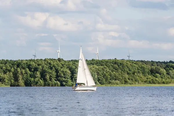 Segelboot auf einem See